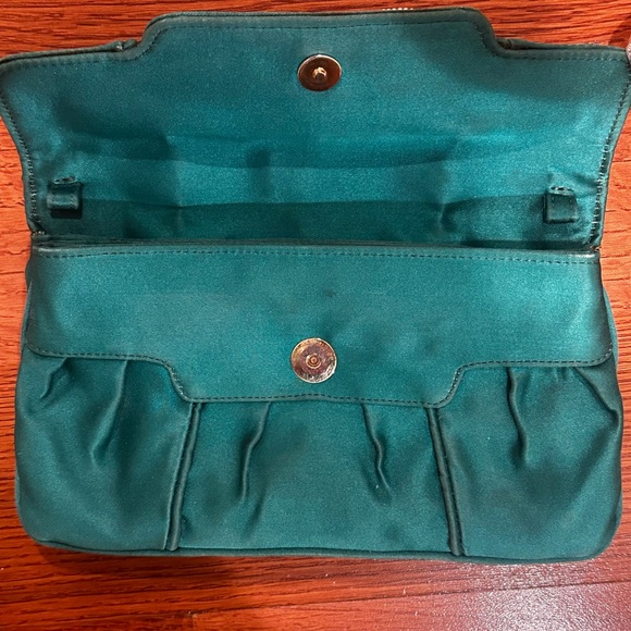 Oscar De La Renta Elegant Green Clutch with Bow Accent - Picture 4 of 5